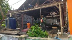 BABINSA DESA BAJANG BANTU WARGA BANGUN TERAS RUMAH WUJUD KEMANUNGGALAN TNI DENGAN RAKYAT