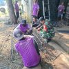 BABINSA KORAMIL 0810/10 TANJUNGANOM BANTU WARGA RAKIT BESI UNTUK PEMBANGUNAN RUMAH