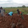 Menjelang Musim Panen, Babinsa Desa Ngangkatan Laksanakan Kerja Bakti Perbaikan Jalan Persawahan di Wilayah Binaan