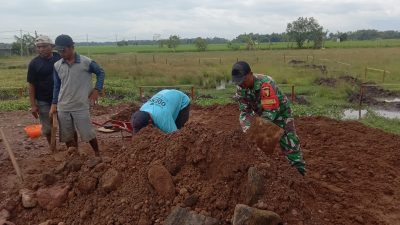 Menjelang Musim Panen, Babinsa Desa Ngangkatan Laksanakan Kerja Bakti Perbaikan Jalan Persawahan di Wilayah Binaan