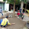 Gotong Royong Babinsa koramil 0810/02 Bersama Warga, Ds Sugihwaras Membantu Pemasangan Paving