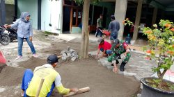 Gotong Royong Babinsa koramil 0810/02 Bersama Warga, Ds Sugihwaras Membantu Pemasangan Paving