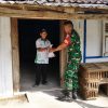 ANGGOTA KORAMIL 0810/19 JATIKALEN BAGIKAN DAGING QURBAN KEPADA WARGA DESA JATIKALEN