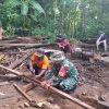 Babinsa Desa Sidorejo Koramil 05/Sawahan Serka Didik Supriyono melaksanakan kegiatan kerja bhakti bersama warga binaan di desa sidorejo.
