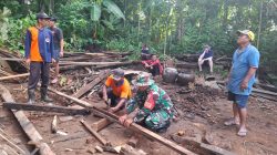 Babinsa Desa Sidorejo Koramil 05/Sawahan Serka Didik Supriyono melaksanakan kegiatan kerja bhakti bersama warga binaan di desa sidorejo.