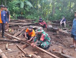 Babinsa Desa Sidorejo Koramil 05/Sawahan Serka Didik Supriyono melaksanakan kegiatan kerja bhakti bersama warga binaan di desa sidorejo.