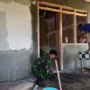 Babinsa Koramil 0810-05/Sawahan Bantu Pembangunan Rumah Warga