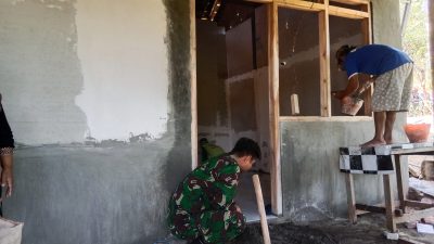 Babinsa Koramil 0810-05/Sawahan Bantu Pembangunan Rumah Warga