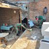 BABINSA KORAMIL 0810/16 SUKOMORO LAKSANAKAN SERTER KOMSOS, BANTU REHABILITASI RUMAH WARGA DI DESA NGRAMI