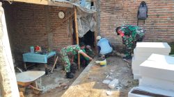 BABINSA KORAMIL 0810/16 SUKOMORO LAKSANAKAN SERTER KOMSOS, BANTU REHABILITASI RUMAH WARGA DI DESA NGRAMI