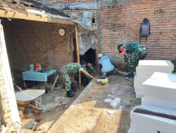 BABINSA KORAMIL 0810/16 SUKOMORO LAKSANAKAN SERTER KOMSOS, BANTU REHABILITASI RUMAH WARGA DI DESA NGRAMI