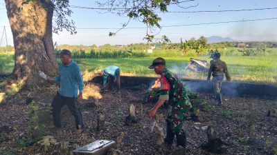 BABINSA KORAMIL 0810/15 REJOSO BERSAMA WARGA LAKSANAKAN KERJA BAKTI PEMBERSIHAN TPU SAMBUT TRADISI NYADRAN