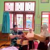 Wujud Kepedulian terhadap Dunia Pendidikan, Babinsa Koramil 0810/15 Rejoso Berikan Bantuan Sepatu kepada Anak Yatim di SDN 1 Mojorembun