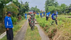 BABINSA KELURAHAN WARUJAYENG AJAK WARGA GOTONG ROYONG BERSIHKAN SALURAN IRIGASI