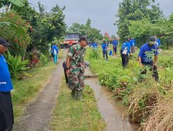 BABINSA KELURAHAN WARUJAYENG AJAK WARGA GOTONG ROYONG BERSIHKAN SALURAN IRIGASI