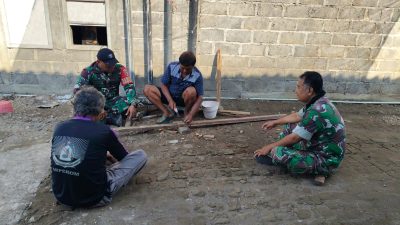Babinsa Desa Ngrami Sertu Yatmono Laksanakan Komsos Bersama Warga Dusun Pengkol untuk Pererat Silaturahmi dan Jaga Kondusifitas Wilayah