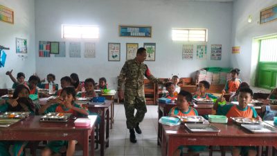 BABINSA DESA GODEAN LAKSANAKAN PENDAMPINGAN PROGRAM MAKAN BERGIZI GRATIS DI SDN 1 GODEAN