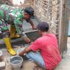 BABINSA KORAMIL 0810/03 LOCERET LAKSANAKAN KERJA BAKTI PEMBANGUNAN RUMAH BERSAMA WARGA DESA GENJENG