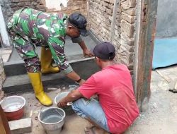 BABINSA KORAMIL 0810/03 LOCERET LAKSANAKAN KERJA BAKTI PEMBANGUNAN RUMAH BERSAMA WARGA DESA GENJENG