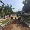 BABINSA KORAMIL 0810/10 TANJUNGANOM BERSAMA WARGA LAKSANAKAN PEMASANGAN PAVING DI DESA MALANGSARI
