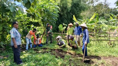 Babinsa Tirtobinangun Bersama Warga Laksanakan Kerja Bakti Bersihkan Lingkungan, Wujud Nyata Kemanunggalan TNI dan Rakyat