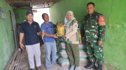 Babinsa Koramil 0810/18 Ngetos Dampingi Penyaluran Bibit Padi dan Pupuk kepada Kelompok Tani, Wujud Dukungan Ketahanan Pangan Nasional