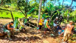 KEBERSAMAAN BABINSA KORAMIL 0810/18 NGETOS DAN WARGA KLODAN SAAT KERJA BAKTI PEMBERSIHAN JALAN MENUJU AREA PERTANIAN