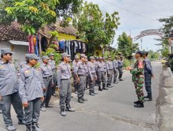 Babinsa Desa Pesudukuh dan bhabinkamtibmas bersinergi dalam pelatihan dan pengamanan