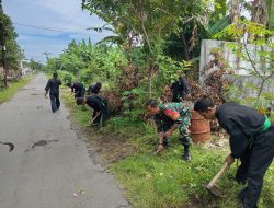 Babinsa Desa Malangsari Bangun Kedekatan Lewat Kerja Bakti Bersama warga dan Siswa PSHT