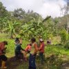BABINSA KORAMIL 0810/18 NGETOS GOTONG ROYONG PASANG JARINGAN AIR BERSIH BERSAMA WARGA DESA KLODAN