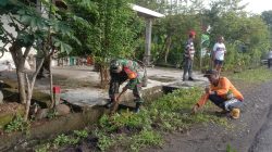 BABINSA BERSAMA WARGA LAKSANAKAN KERJA BAKTI BERSIHKAN LINGKUNGAN