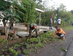 BABINSA BERSAMA WARGA LAKSANAKAN KERJA BAKTI BERSIHKAN LINGKUNGAN