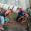 Babinsa Koramil 0810/05 Sawahan melaksanakan kegiatan kerja bakti bersama masyarakat di Desa Sawahan