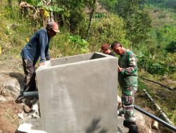 BABINSA DESA KEPEL BERSAMA WARGA GOTONG ROYONG BANGUN DEKER AIR BERSIH UNTUK HADAPI MUSIM KEMARAU