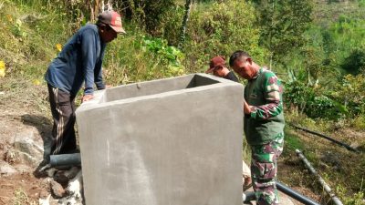 BABINSA DESA KEPEL BERSAMA WARGA GOTONG ROYONG BANGUN DEKER AIR BERSIH UNTUK HADAPI MUSIM KEMARAU