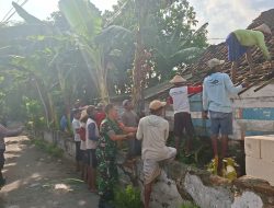 SELALU ADA BERSAMA RAKYAT, BABINSA KORAMIL 0810/02 BAGOR GOTONG ROYONG BANTU RENOVASI RUMAH WARGA