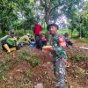 BABINSA DESA KEPEL BERSAMA WARGA KERJA BAKTI BERSIHKAN SALURAN AIR MENUJU PERSAWAHAN