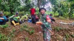 BABINSA DESA KEPEL BERSAMA WARGA KERJA BAKTI BERSIHKAN SALURAN AIR MENUJU PERSAWAHAN