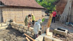 Babinsa Koramil 0810/16 Sukomoro Bantu Pembangunan Pondasi Rumah Warga di Desa Ngrami