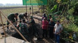Danramil 0810/15 Rejoso Hadiri Peletakan Batu Pertama Pembangunan Jembatan Merah Putih di Desa Jatirejo