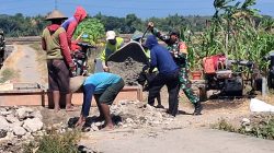 Babinsa Desa Jatirejo Laksanakan Kerja Bakti Pengecoran Pondasi Jembatan Merah Putih di Wilayah Binaan