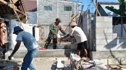 Wujud Kepedulian,Babinsa Koramil 0810/02 Bagor Gotong Royong Renovasi Rumah Warga Binaan