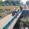 ROGRES PEMBANGUNAN JEMBATAN PERINTIS GARUDA DI DESA JATIREJO TERUS BERKEMBANG, WUJUD GOTONG ROYONG TNI DAN MASYARAKAT