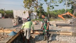 BABINSA KORAMIL 0810/18 NGETOS PERERAT KEMANUNGGALAN TNI DENGAN RAKYAT MELALUI KOMSOS DI DESA MOJODHUWUR
