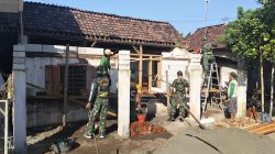 Babinsa Koramil 0810/06 Kertosono Gotong Royong Bantu Program Bedah Rumah RTLH, Wujud Nyata Kepedulian TNI AD kepada Masyarakat