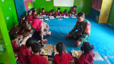 Babinsa  Sawahan Dampingi Program Makan Bergizi Gratis, Wujud Dukungan TNI terhadap Generasi Sehat Indonesia