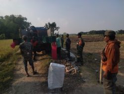 Babinsa Desa Jatirejo Monitoring Pendistribusian Material Jembatan Merah Putih di Wilayah Binaan