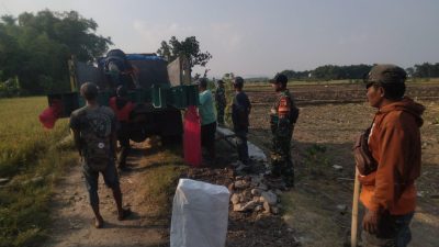 Babinsa Desa Jatirejo Monitoring Pendistribusian Material Jembatan Merah Putih di Wilayah Binaan