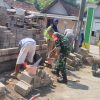 BABINSA KORAMIL 0810/JATIKALEN BERIKAN SEMANGAT DAN BANTUAN PENGERJAAN RUMAH WARGA BINAAN