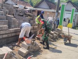BABINSA KORAMIL 0810/JATIKALEN BERIKAN SEMANGAT DAN BANTUAN PENGERJAAN RUMAH WARGA BINAAN